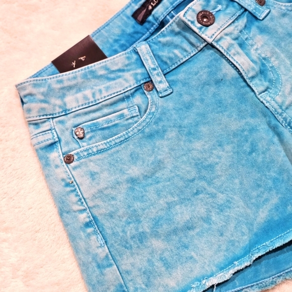 Lovesick ✦ Skull Rivet Shorts 0 ✦ Turquoise Acid Wash Raw Hem Low Rise Alt-Core - Picture 5 of 12